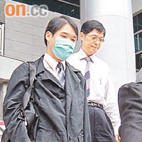 李沛暉（左）獲判無罪釋放離開法院。