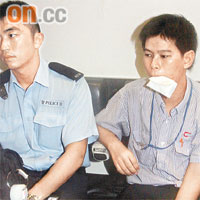 遇襲警員及車長送院敷治。