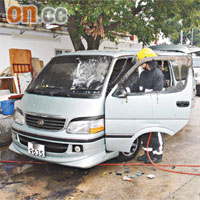兩輛被縱火燒毀的客貨車，車牌數字和車款均相同。大棠