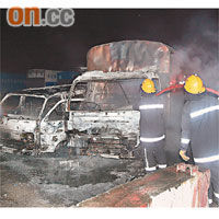 三輛被放火焚燒車輛，消防員趕至開喉撲熄。