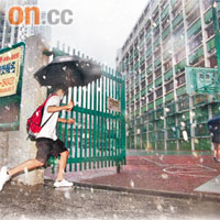 今日天氣仍受風暴影響，會考生出門緊記帶備雨具。	資料圖片
