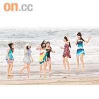 「天鵝」襲港，無損少女們到石澳泳灘追風逐浪的興致。