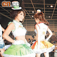 動漫節女郎於台上表演。