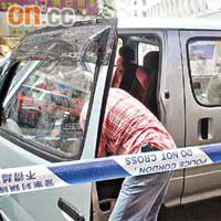 探員搜查涉案客貨車。