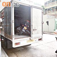 被偷電單車被搬上貨車準備運走。