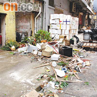 金巴利街堆積大量垃圾及家居廢料。