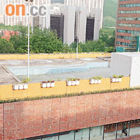 新城市廣場的泳池乾水，荒廢多年。
