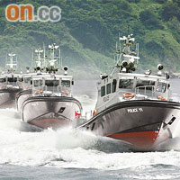 七艘新水警輪昨舉行下水禮，並表演「8」字航行。