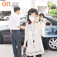 三太陳婉珍到達醫院時神情輕鬆，且向記者揮手。