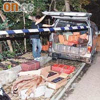 警方展示私梟棄下值四百多萬元的貨物。