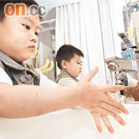 醫生提醒，過量洗手可能會洗爛手，導致出現「主婦手」。	資料圖片