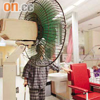 在病人埋怨聲中，部分病房才有電風扇降溫。