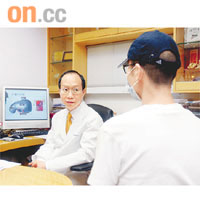 岑信棠表示，晚期肝癌腫瘤一般太大，無法進行手術切除；右為病人張先生。