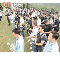 休班消防人員在浩園向殉職同袍致祭。