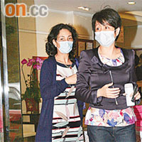 四太梁安琪（右）手拿暖水壺到醫院探望丈夫。