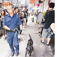 警員攜緝毒犬到場搜索。
