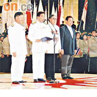 霍公子(右二)主持亞洲武術運動會,大讚泰國總理阿披實(左二)靚仔。 相片由霍震霆提供