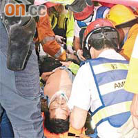 傷者的同袍及救護員趕至協助搶救。