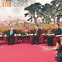 胡錦濤祝賀崔世安高票當選，習近平等人陪同接見。	電視圖片