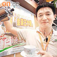 黃浩鈞稱，三十多名沖泡奶茶高手爭奪金茶王大賽冠軍。