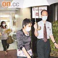 四太梁安琪離開醫院時，關心記者冒雨採訪。