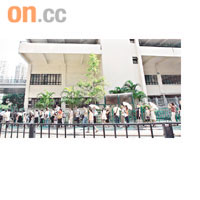 本地出生率上升，位於油麻地的九龍出生登記處，每日早上均有大批父母排隊輪候為初生嬰兒辦理出世紙。