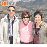 哪吒（中）同師傅田少、現任主席劉健儀遊西藏嘅合照。	相片由自由黨提供