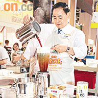 參賽者李兆成已有三十多年沖奶茶經驗。