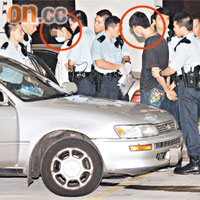 兩名販毒疑犯（紅圈示）被警員包圍拘捕，並在車內搜出懷疑可卡因。