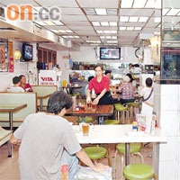 「奶茶王」工作的大發茶餐廳專做街坊生意。