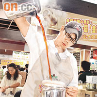 個人組冠軍陳偉聰表演沖香滑奶茶。