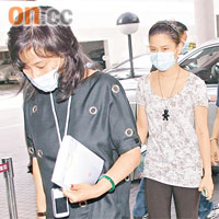 三太陳婉珍（左）偕超蓮昨日到醫院探望賭王。