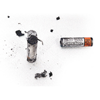 發生爆炸的充電池碎片四散。