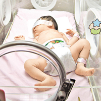公立醫院嬰兒有手帶及電腦二維條碼識別標籤綁腳雙重保險。