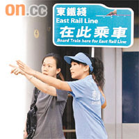 港鐵職員向乘客指示轉車位置。