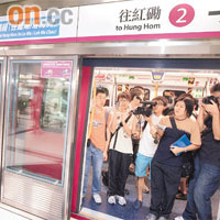 鐵路迷乘搭首班途經九龍南線列車，並拍攝留念。