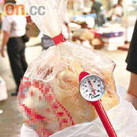 圖為雞肉溫度高達攝氏二十二度。 