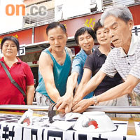 多名白田邨小商戶即場打爛飯碗，抗議房屋署打算把空置舖位租予連鎖便利店。