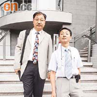 何志永（左）不滿馮永業威嚇工會成員，右為促進局職工會主席何爾煒。
