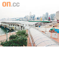 政府決定在中環九號及十號碼頭之間重置皇后碼頭。