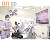 機械人外科系統有四條機械臂，其中一條設有鏡頭，能將影像直接傳送至操作台。