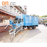 肇事司機高速入彎剷上行人路，撞傷四名途人。	資料圖片