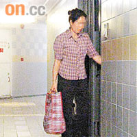 疑經營非法外賣女子接電話不久,即離開秀緻樓一單位送外賣。