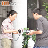 送外賣女子從環保袋中取出食物,即場與記者交收。