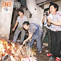 生果店東主（左）與死者友人（右）路祭。