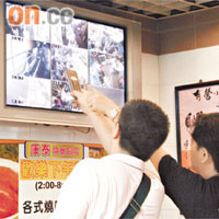 探員在附近餐廳翻看閉路電視錄影帶。