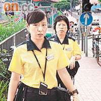 遇襲女查票員手部跌傷。