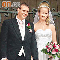 新娘子Natalie（右）身穿的婚紗是從eBay網站以十二元七角港元購得。
