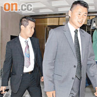 聆訊結束後，西九龍總區重案組高級督察曾仲斌（右）與同事帶同證物離庭。