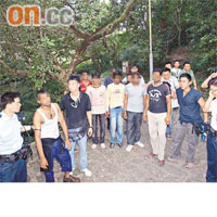 八名人蛇被警方包圍拘捕。